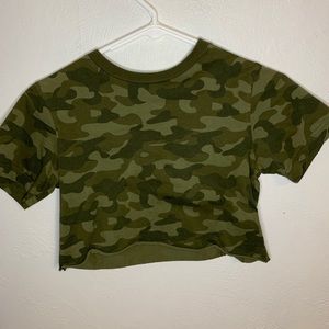 Super cute cropped camo shirt